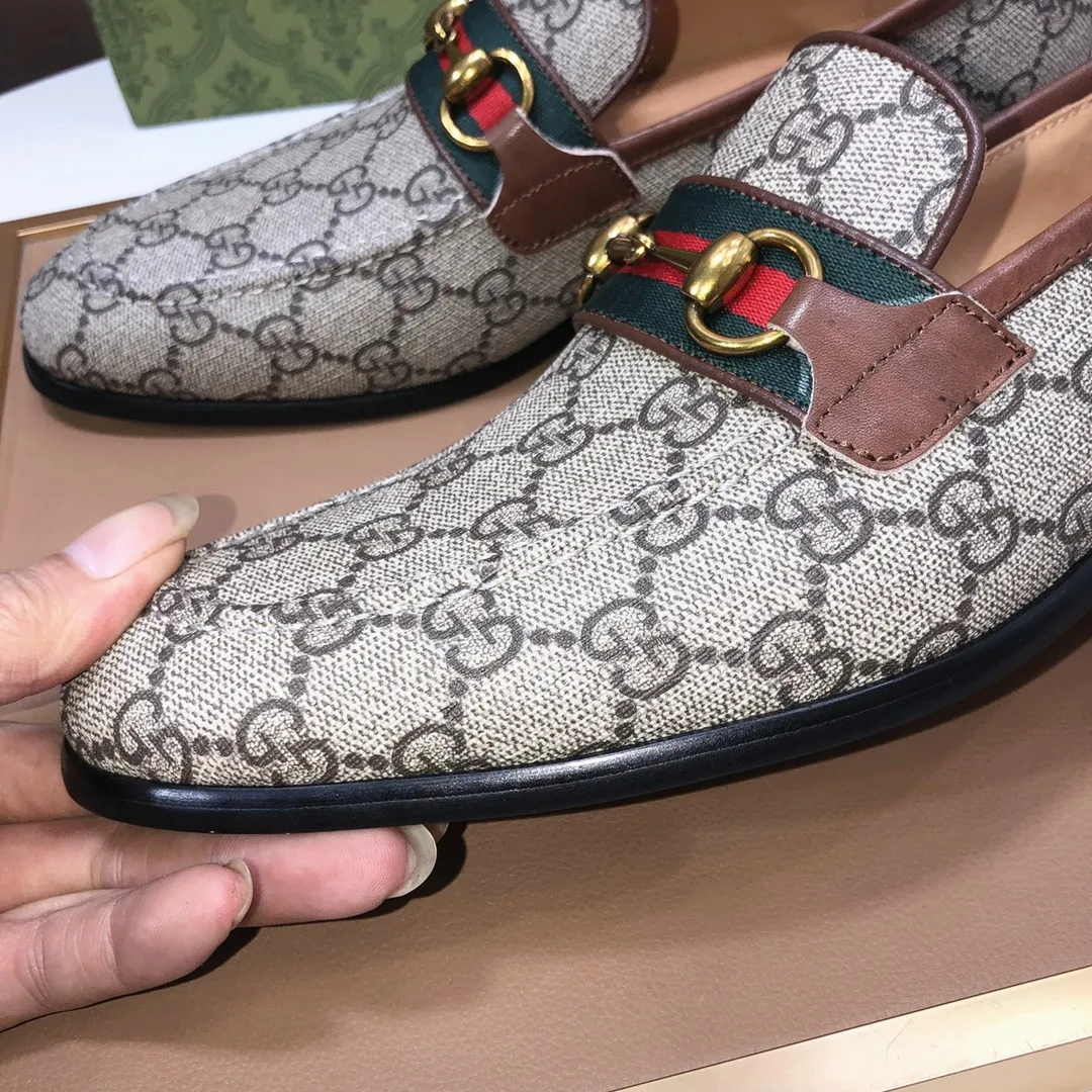 Men's shoes💰500💰Italy's top luxury men's shoe giant (GUCCI) (Gucci) (full cowhide lining) new arrival🍃Original European style🔰 Pleasant to the eye😍In order to make the shoes more durable and non-deformable🌀The production continues to follow traditional methods but there is still no lack of innovation💪Choose original sheepskin for the leather♻️ Smooth and natural And extra bright ⭐Made of imported cowhide, the first choice of rich people 38-45 (45 customized)